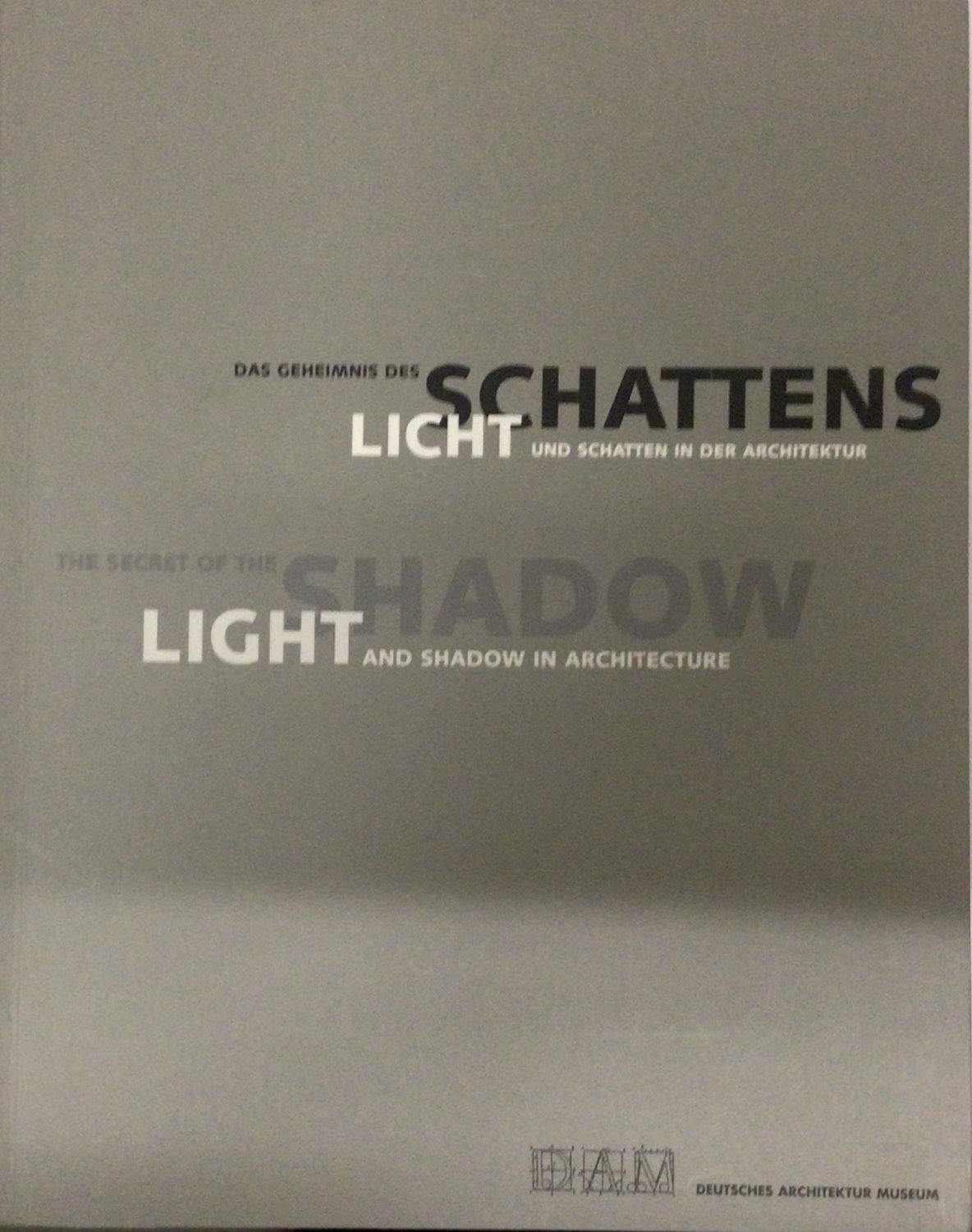 Das Geheimnis des Schattens : Licht und Schatten in der